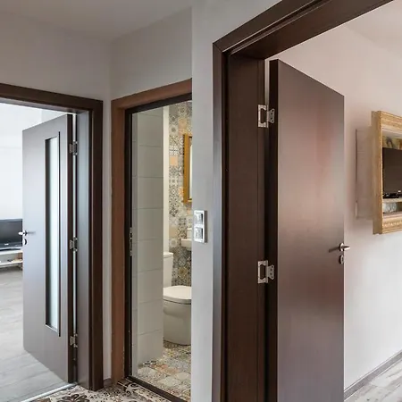 Апартамент Domus Center With Parking